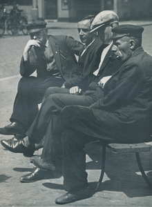 716608 Afbeelding van enkele mannen, zittend op een bankje, vermoedelijk in de Jordaan te Amsterdam.